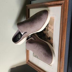 NWT Dr Scholl's Sink In Grey Micro Fiber Size 7M